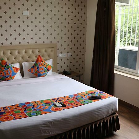 S.R. Residency Hotel Zirakpur Bagian luar foto