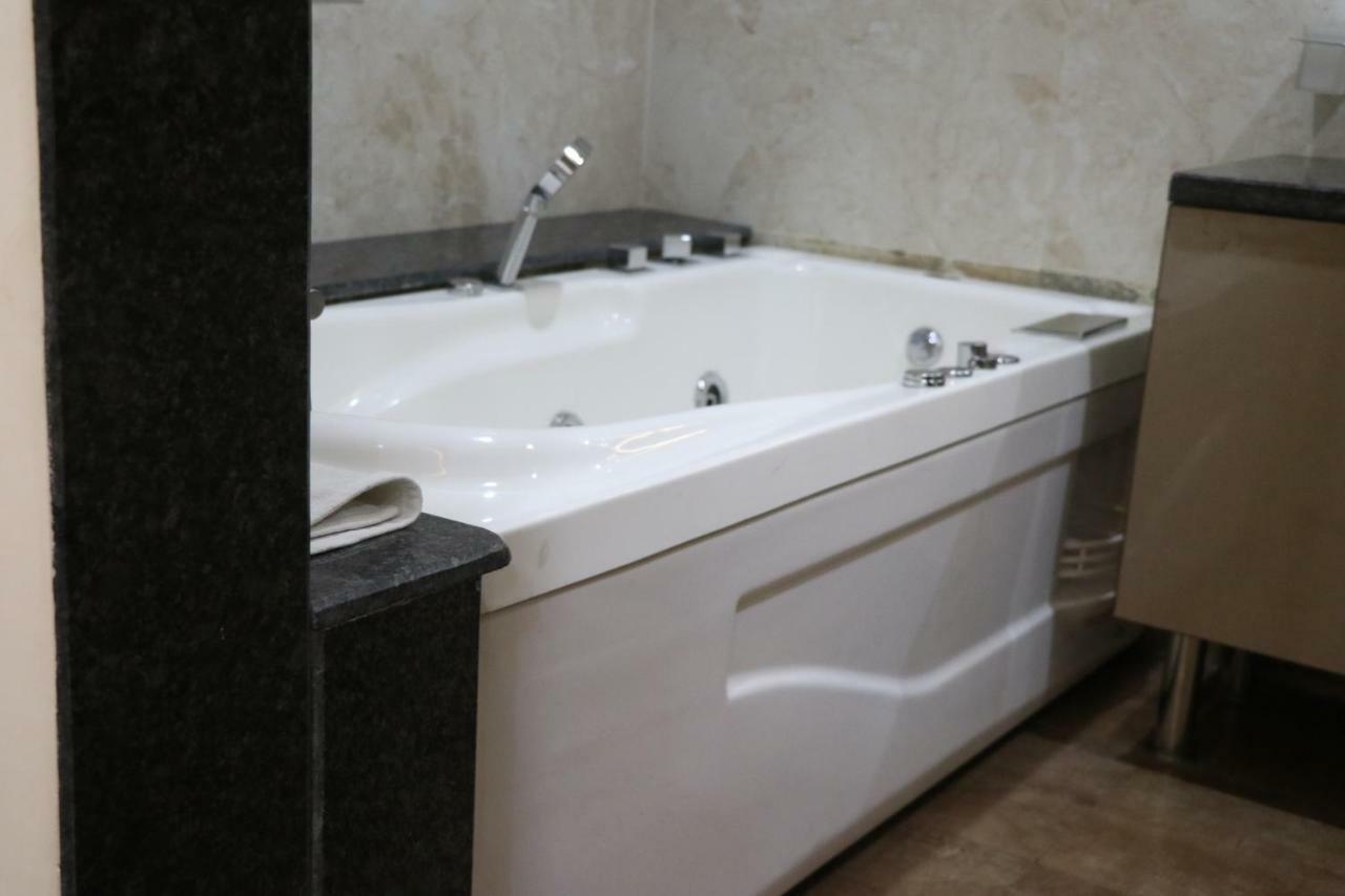 S.R. Residency Hotel Zirakpur Bagian luar foto