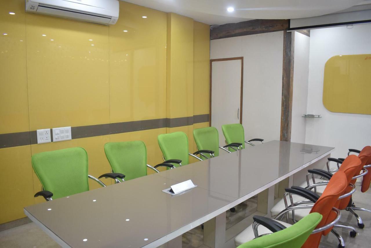 S.R. Residency Hotel Zirakpur Bagian luar foto