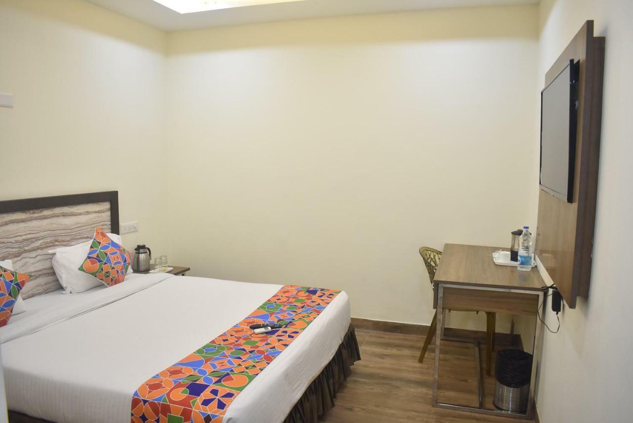 S.R. Residency Hotel Zirakpur Bagian luar foto