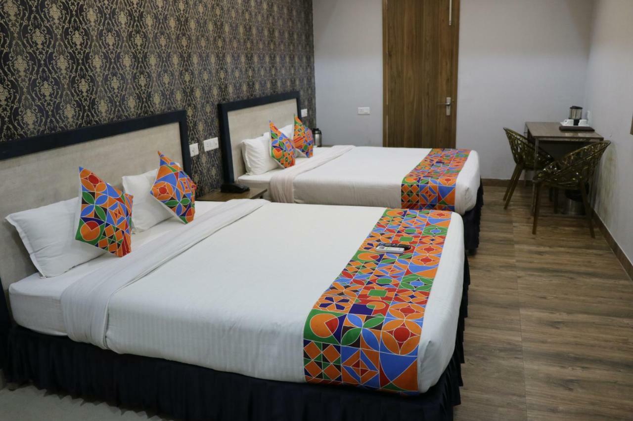 S.R. Residency Hotel Zirakpur Bagian luar foto