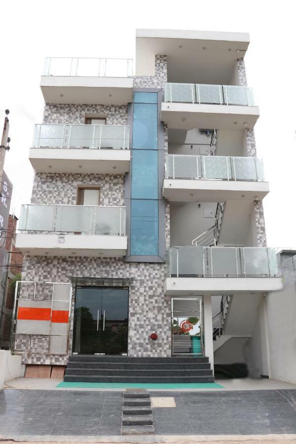 S.R. Residency Hotel Zirakpur Bagian luar foto