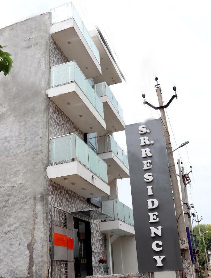 S.R. Residency Hotel Zirakpur Bagian luar foto