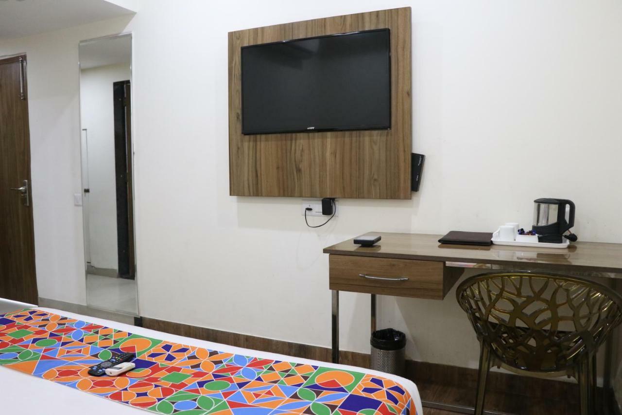 S.R. Residency Hotel Zirakpur Bagian luar foto