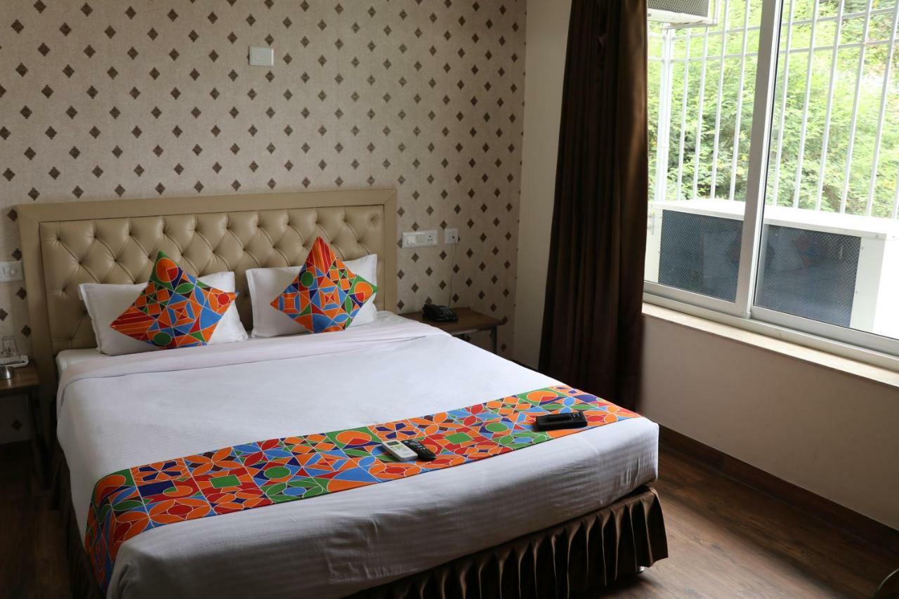 S.R. Residency Hotel Zirakpur Bagian luar foto