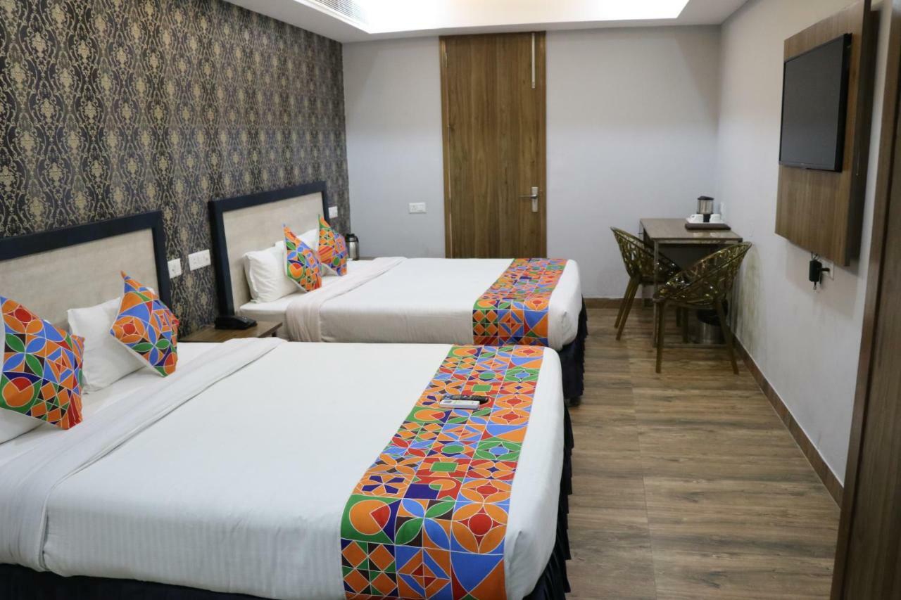 S.R. Residency Hotel Zirakpur Bagian luar foto