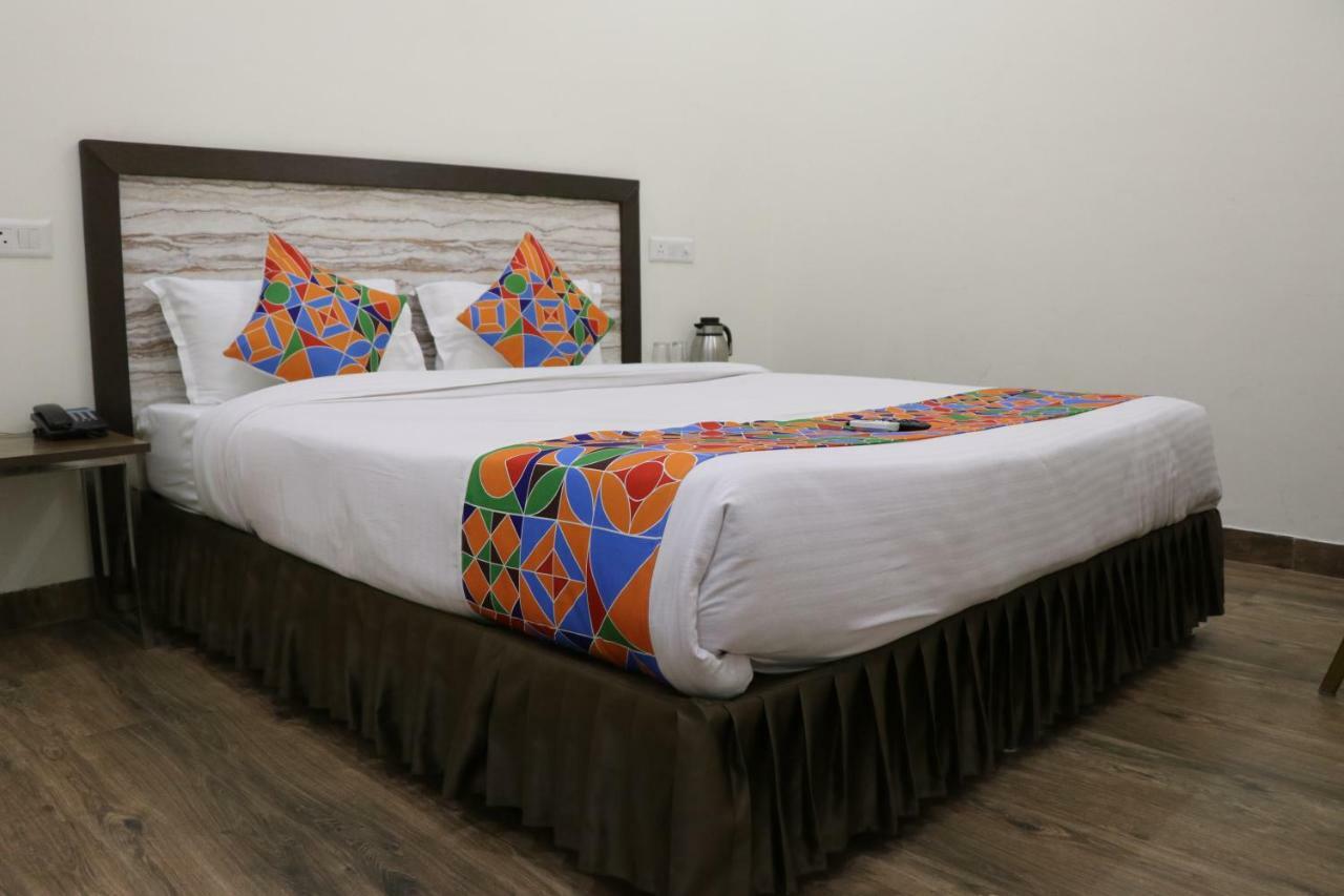 S.R. Residency Hotel Zirakpur Bagian luar foto