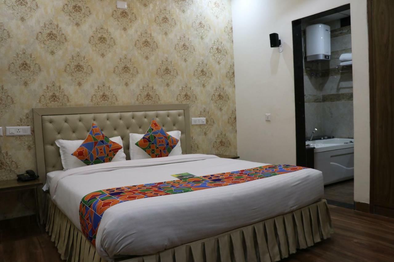 S.R. Residency Hotel Zirakpur Bagian luar foto