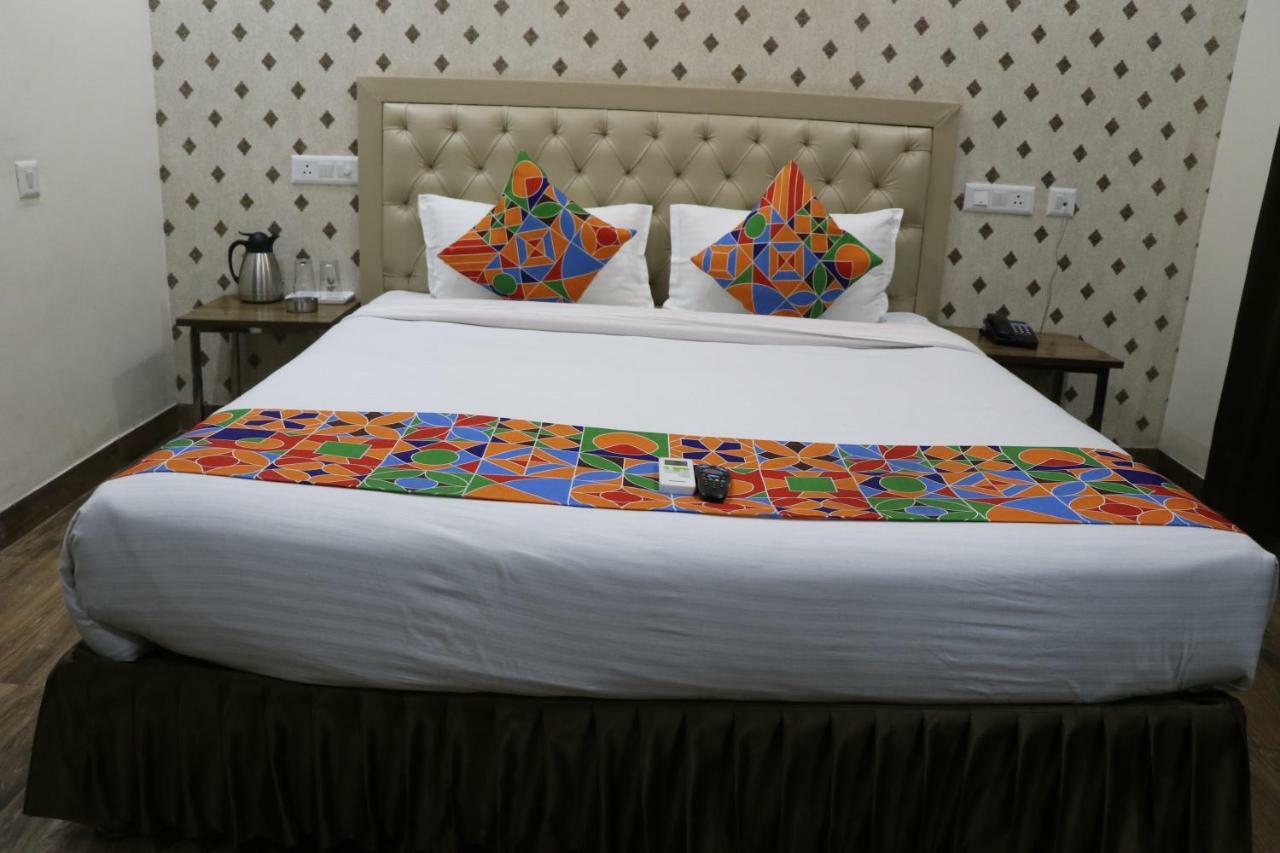 S.R. Residency Hotel Zirakpur Bagian luar foto
