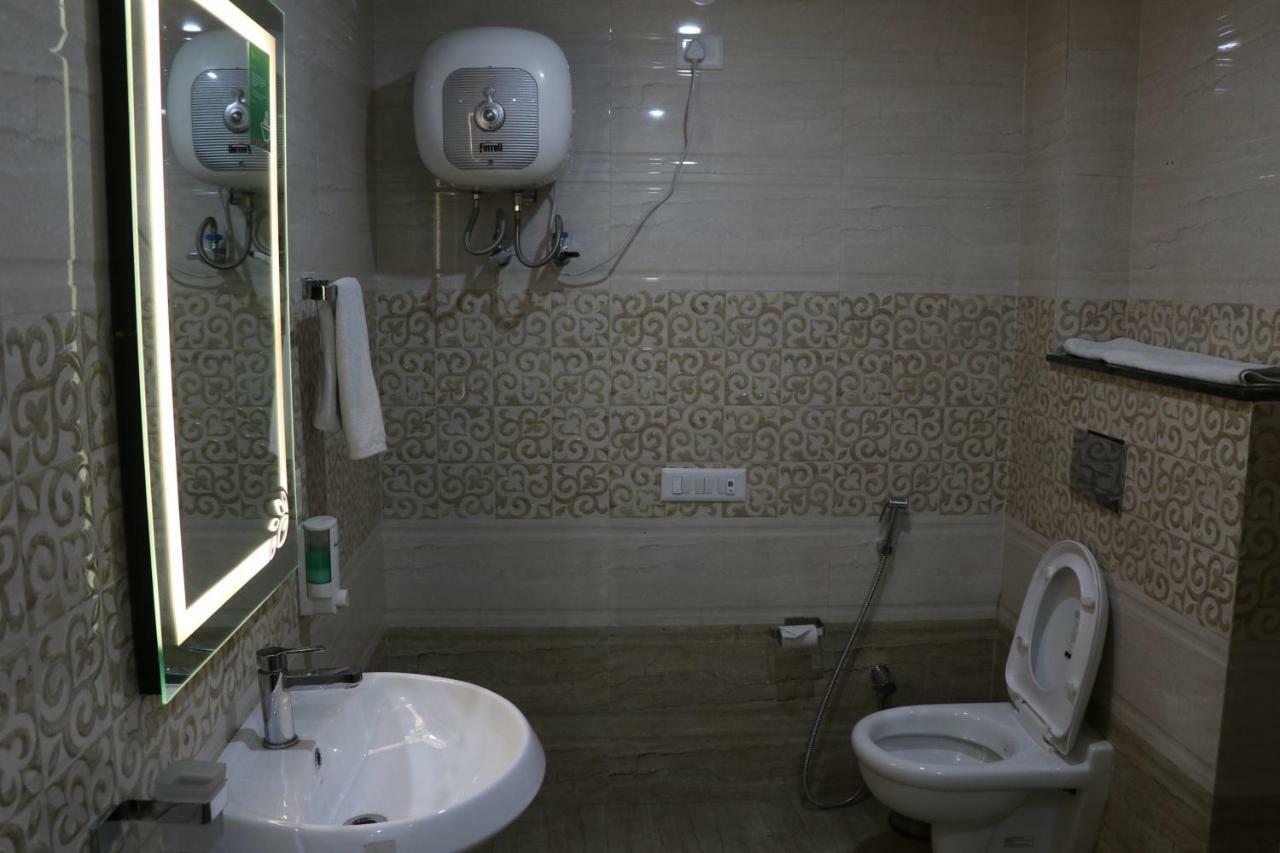 S.R. Residency Hotel Zirakpur Bagian luar foto
