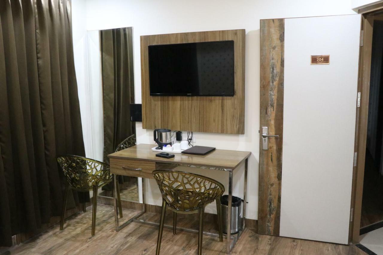 S.R. Residency Hotel Zirakpur Bagian luar foto