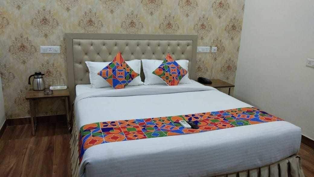 S.R. Residency Hotel Zirakpur Bagian luar foto