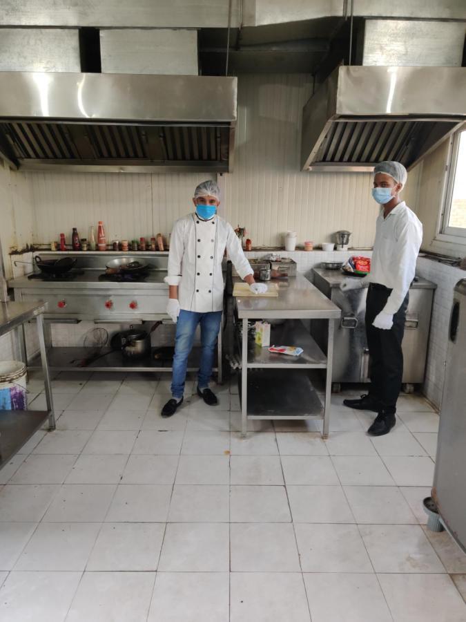 S.R. Residency Hotel Zirakpur Bagian luar foto